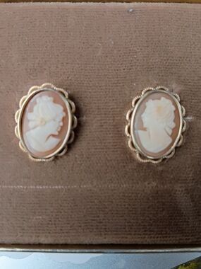 Classic Gold Cameo Stud Earrings - Peach and Ivory